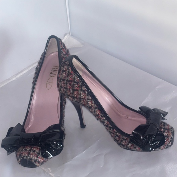 RED - Wool plaid, Black Patent Leather bow and trim. High heels, size 7.5 - Picture 2 of 5